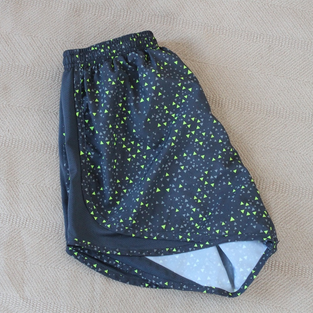 NWOT Nike Exercise Green Triangle Pattern Shorts